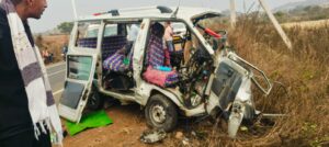 भीषण सड़क हादसा, 1 महिला की मौत, 11 गंभीर घायल, दोनों कारें बुरी तरह क्षतिग्रस्त