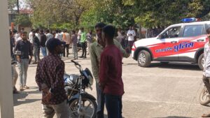 कृषि मंडी में बवाल! व्यापारी की लापरवाही से तीन बिजली खंभे धराशायी, नीलामी ठप — किसान आक्रोशित