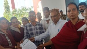 आशा और आशा पर्यवेक्षकों ने मानदेय वृद्धि और बकाया भुगतान को लेकर कलेक्टर कार्यालय पहुंच दिया मुख्यमंत्री  के नाम ज्ञापन