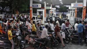 अफवाह पर ना दे ध्यान- कलेक्टर प्रीति यादव। जिले में पेट्रोल डीजल और एलपीजी पर्याप्त मात्रा में। अफवाहों के चलते लोग पहुंचे अपने वाहनों को फुल टेंक कराने पेट्रोल पंप पर। पेट्रोल पंपों पर लगी वाहनों की लंबी -लंबी लाईन