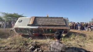 बड़ागांव के पास दर्दनाक हादसा: राहगीर को बचाने में अनियंत्रित बस पलटी, एक की मौत, 18 घायल, 8 को रेफर किया गया