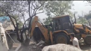मासूम से छेड़छाड़ के बाद एक्शन: आरोपी गिरफ्तार, चक्का जाम के बीच अवैध मकान पर चला बुलडोजर