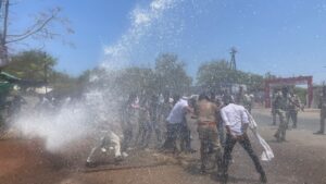 नीट पेपर लीक पर आगर में एनएसयूआई का प्रदर्शन, प्रदर्शनकारियों पर चलीं पानी की बौछारें, गूंजे “धर्मेंद्र प्रधान इस्तीफा दो” के नारे! पुतला भी फूका