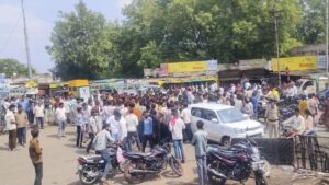 सोयत में बिजली कंपनी के खिलाफ फूटा जनाक्रोश, चक्काजाम कर प्रदर्शन, गंभीर लापरवाही पर दो कर्मचारियों पर गिरी गाज, लाइनमैन चेन सिंह की मौत के बाद उबले ग्रामीण, 50 लाख मुआवजा, नौकरी और दोषियों पर आपराधिक कार्रवाई की मांग पर अड़े